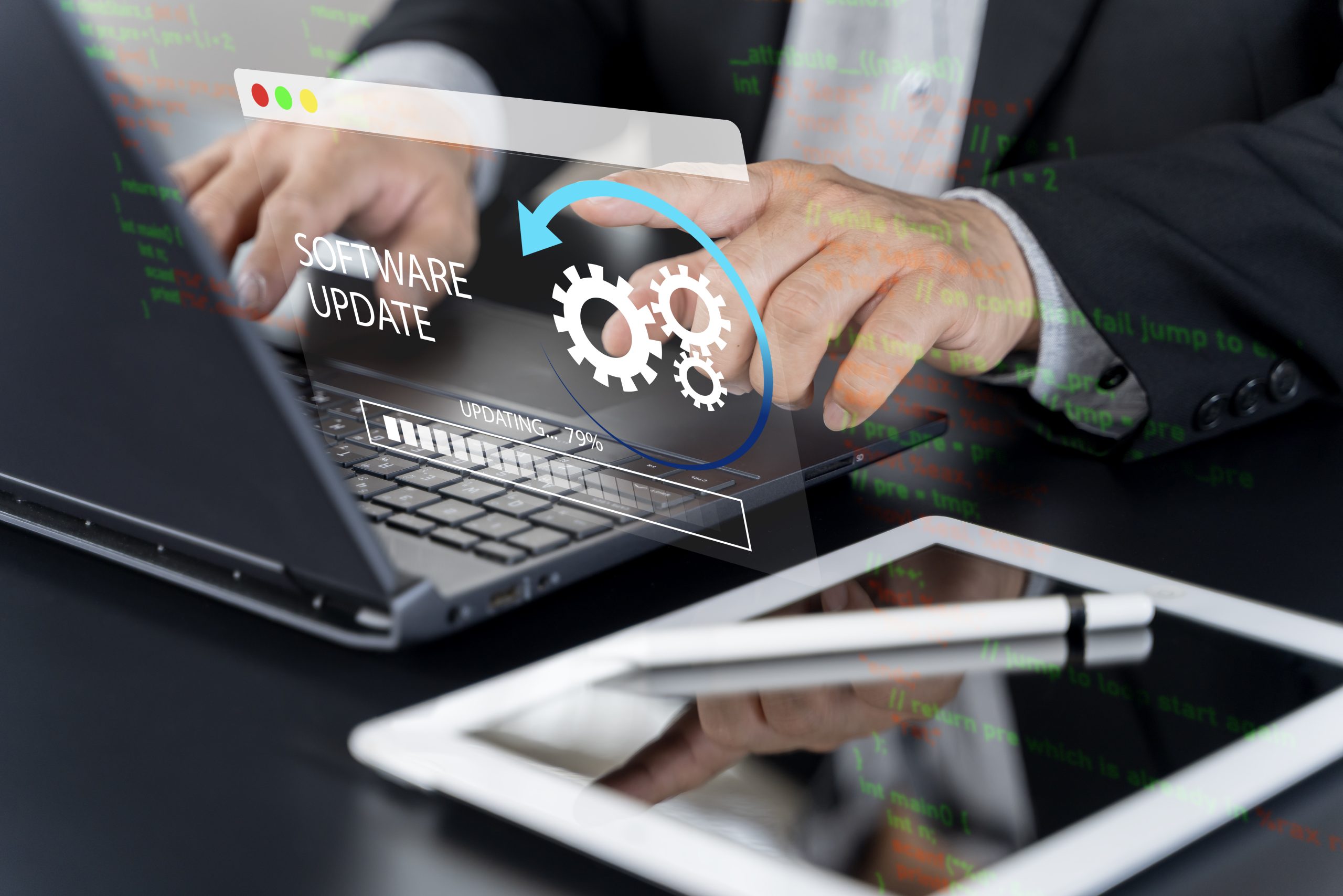 Ingeniero realizando la actualización de software y el mantenimiento técnico continuo de una página web corporativa desde su computadora.